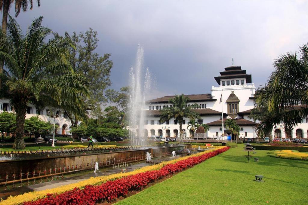 Grand Hotel Preanger Bandung Exterior photo