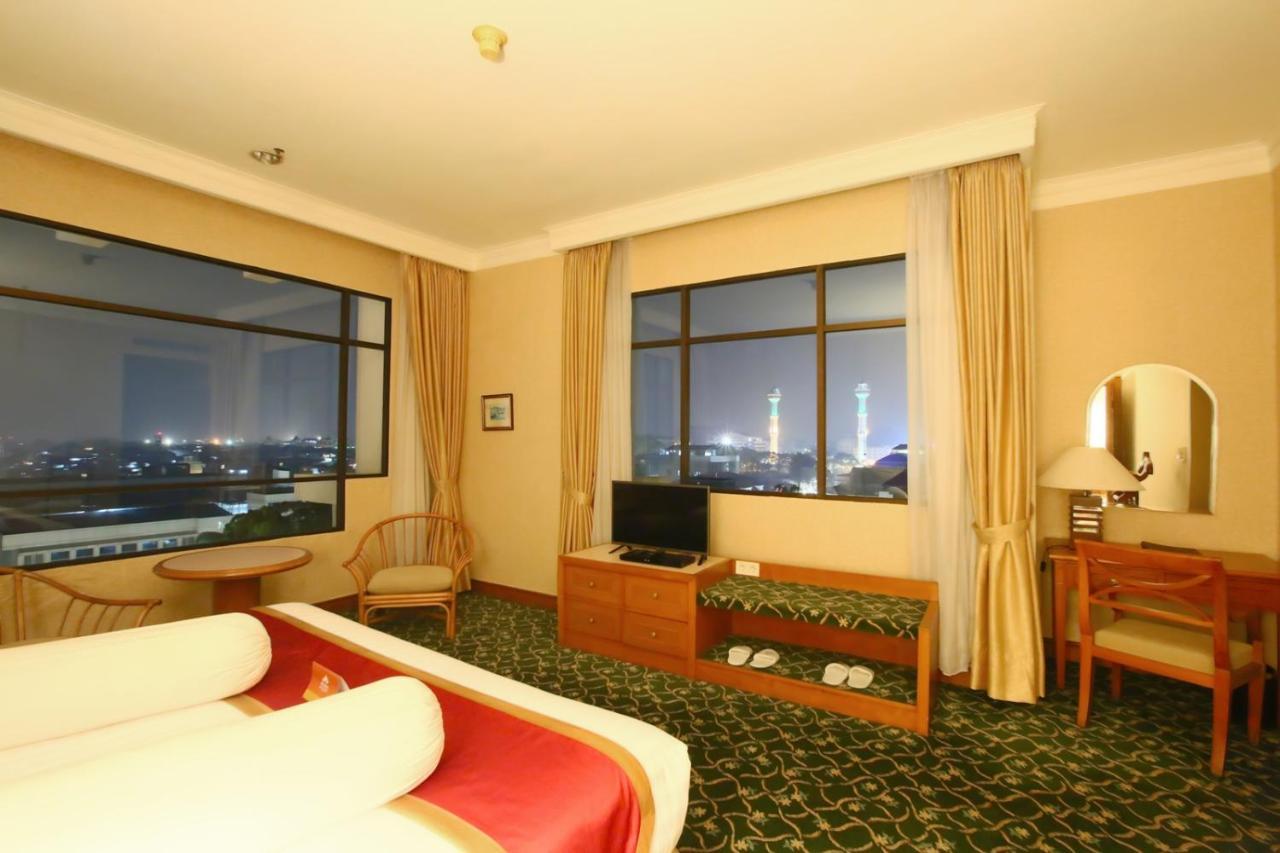 Grand Hotel Preanger Bandung Exterior photo
